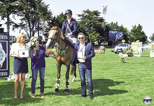 Patrice Delaveau  et Aquila*HDC-JO/JEM, entourés du couple Perron Pette, récompensés comme propriétaires pour cette épreuve du circuit French Tour FFE qui récompense également les propriétaires des gagnants (droits FFE/PSV)