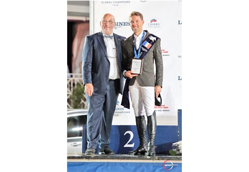 Simon Delestre s’est vu remettre le prix FFE French Tour par François Albertini, secrétaire général de la Fédération Française d’Equitation (© Sportfot)