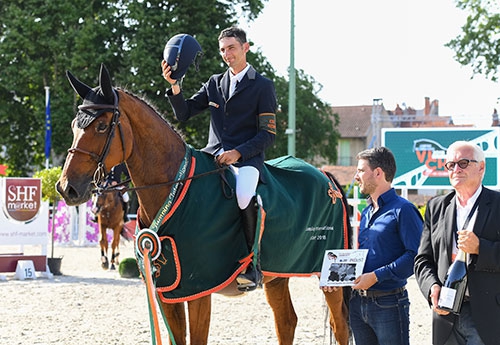 La coupe du vainqueur remise par Yvon Chauvin président de la SHF (© Patrick Jean)