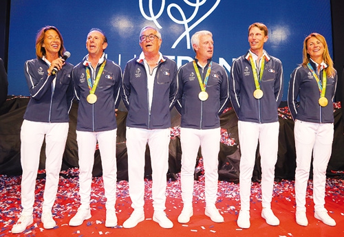 Sophie Dubourg, ici avec l'équipe de Cso française fêtant sa médaille d'Or à Rio