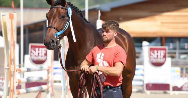 Ermess Du Lavoir (SF) par Royal Feu (SF) et Promesse du Lavoir (SF) par Contender prend la deuxième place avec Farid Alejandro Hernández Herrera