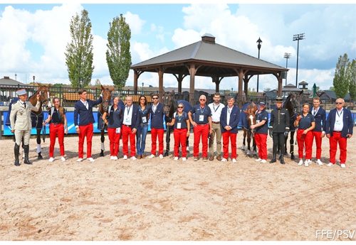 L'équipe de France de concours complet et le staff fédéral accompagné de Frédéric Bouix (au milieu), délégué général de la FFE (© FFE/PSV)
