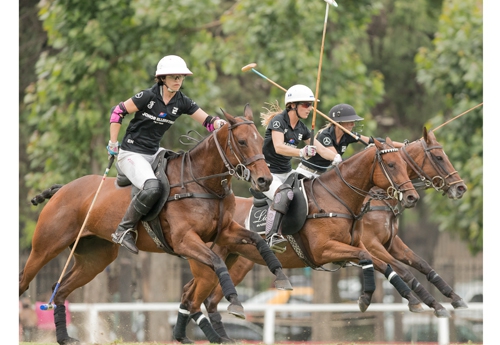 L'Anglaise Hazel Jackson (à gauche) et l'Argentine Lia Salvo (au centre), respectivement n°3 et n°1 mondiales seront avec la Britannique Nina Clarkin (n°2) les trois têtes d'affiche du 7e Open de France féminin de Chantilly