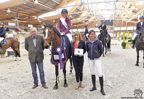 Axelle Neufville et Axelle du Sartel à la remise des prix (© Pixels Events)