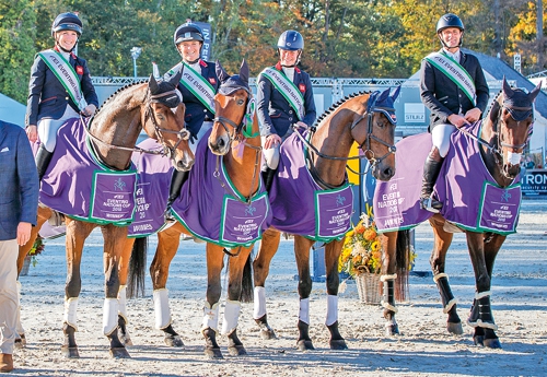 L’équipe britannique vainqueur : 3 filles et un garçon : Pippa Funnell, Laura Collett, Izzy Taylor  et Alexander Bragg (© Libby Law Photography)