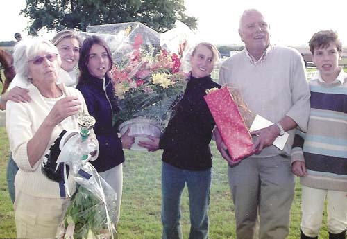 Simone, Jerome et 4 des 5 Les Petits-enfants autour de Jérôme et Simone, lors du dernier concours organisé à Belloy, en 2004