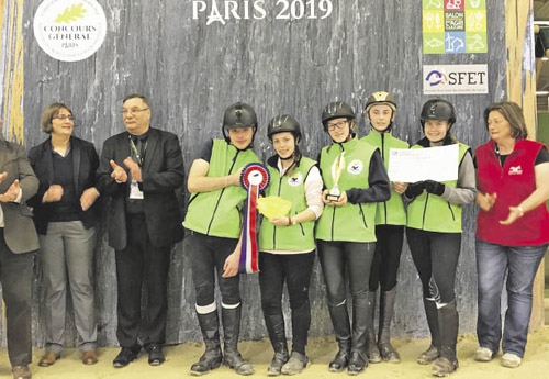 Les jeunes vainqueurs arborent fièrement leur médaille d’or