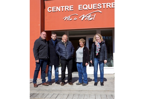 Dominique Simonin aux côtés de Franck Perry, Daniel Bazelaire et une partie de son staff (© ER)