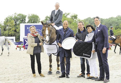 Patrice Delaveau et Aquila HDC aux prix, en présence des propriétaires Emanuèle et Armand Perron Pette (© Hubside Jumping / Marco Villanti)