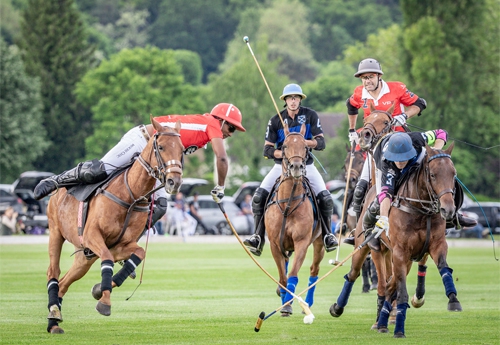 Duel sans merci entre le handicap 6 français Pierre Henri Ngoumou et l'Argentin handicap 7 Clemente Zavaleta, habitué du haut niveau car il participe régulièrement à l'Open d'Argentine ou à la Copa Camara : c'est le spectacle qu'offre en ce moment le Polo Club de Chantilly ! (© R&B Presse/P.Renauldon)