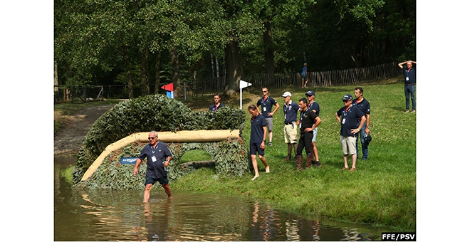 Thierry Touzaint se met à l'eau pour son équipe! (Photo FFE/PSV)