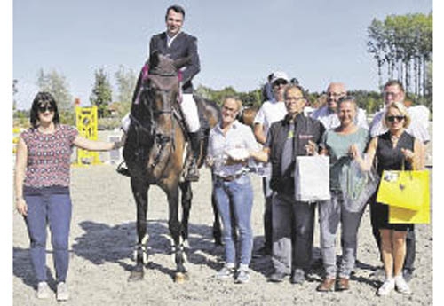 Elise Roger, Aymeric Roussel/Best of Helio, Tiphaine Maerten, et Jean-Philippe Boonaert Maire, représentants des bénévoles et partenaires