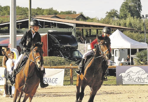 Tour d’honneur endiablé de Myla Moulin Teste et D’Zeus des Chesnaies, gagnants de la poney Elite D (veste rouge) et Théane Condello avec Voyelle de Givry, 1° As Poney 2D