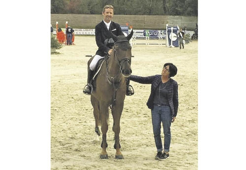 Annie Hasle, propriétaire du champion du jour, avec Marc Dilasser et Chaman Has, vainqueur des 7 ans