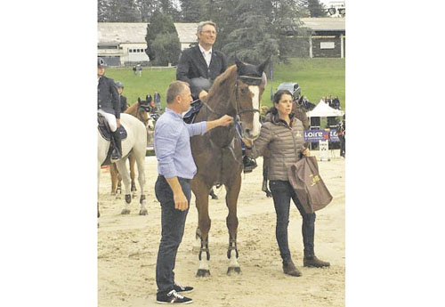 Nicolas Gerke et Ascalys de Rêve, avec Florence Bord remettant son prix (© Centre Équestre du Portail Rouge)