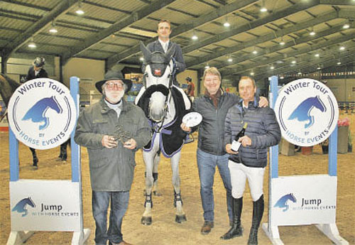 Remise des prix à Olivier Perreau par l’équipe de Horse Events : Bernard Traglio, Président, Olivier Guichard, Trésorier, et Jérôme Ringot