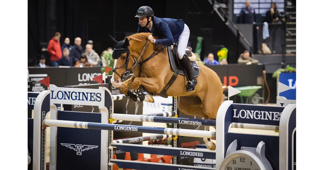 Le médaillé d'or olympique Steve Guerdat (SUI), qui a remporté la victoire à Bâle (SUI) le mois dernier avec sa monture Victorio des Frotards, revient en tête du classement mondial Longines (© FEI/Richard Juilliart)