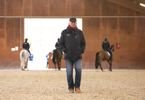 Serge Cornut, ancien de la garde Républicaine transmet sa passion du dressage
