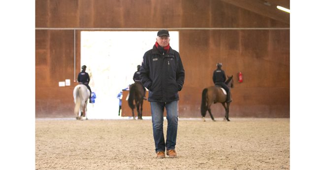 Serge Cornut, ancien de la garde Républicaine transmet sa passion du dressage