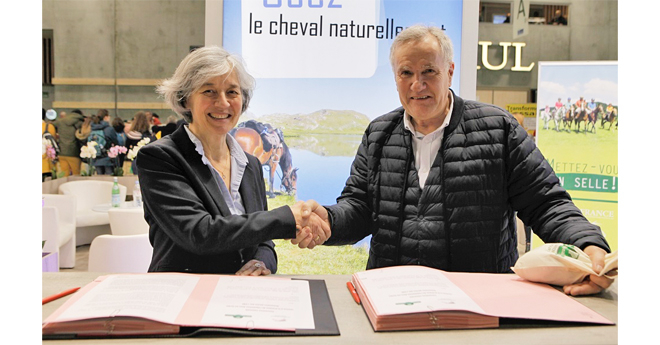 Dominique de Villebonne, représentant Bertrand Munch, directeur général de l’ONF et Serge Lecomte, président de la FFE au Salon de l'agriculture (© ONF)