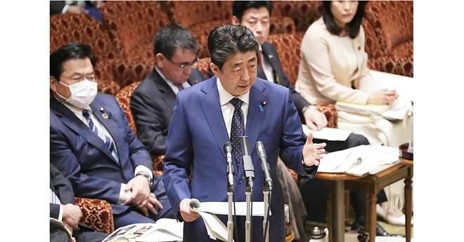 Le Premier ministre japonais Shinzo Abe devant le Parlement à Tokyo le 23 mars 2020 (© JIJI PRESS/AFP)