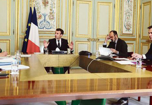 La ministre de la Recherche et de l’Innovation, Frédérique Vidal, et le ministre de la Santé, Olivier Véran, entourent Emmanuel Macron, et Édouard Philippe, réunis, mardi à l’Élysée, pour mettre en place le comité analyse recherche et expertise (© LUDOVIC MARIN/AFP)