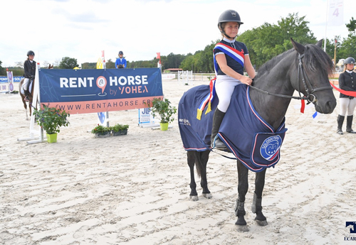 Championne Poney E1 Requiem en Lou Mineur (© Ecary)