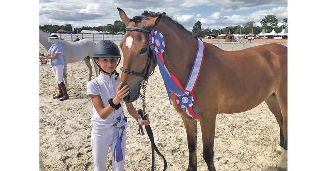 Pauline Debaecker/Hypnotic Sponte, champions de France des hongres de 3 ans Sport (© Laetitia Debaecker)