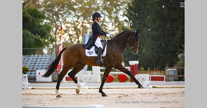 Laura Collett passe devant Christopher Burton après le dressage ©S. Bailly/Centaure Production