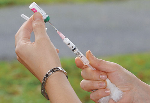 Le vaccin ne protège pas contre la forme nerveuse MAIS! diminue la sévérité et la durée des signes cliniques. Il faut penser en terme de prophylaxie collective.