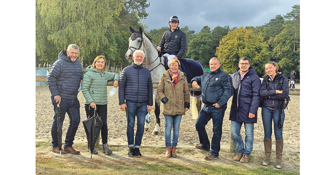 De gauche à droite : Bertrand et Françoise Donzé, Jean-François Jung, Isabelle Abafour, Xavier Prunaux, Maxime Donzé et la groom de Dagon des Baleines