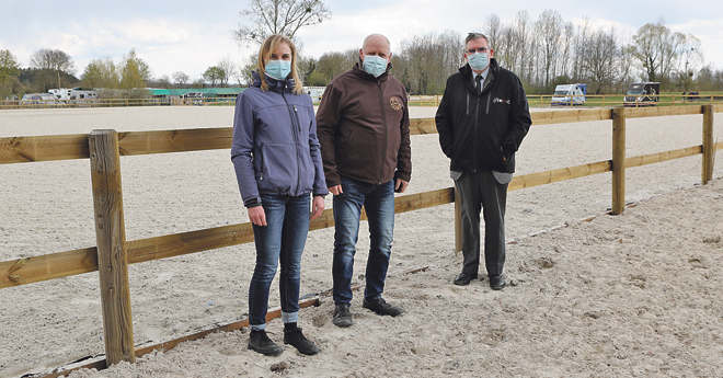 Martial Schelcher, Daniel Lagneaux et Justine de Minguine devant la nouvelle carrière