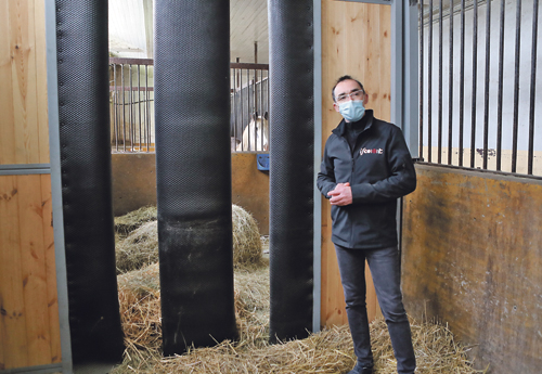 Pierre Fontaine explique le principe du box social : séparation ajourée pour favoriser le contact des chevaux