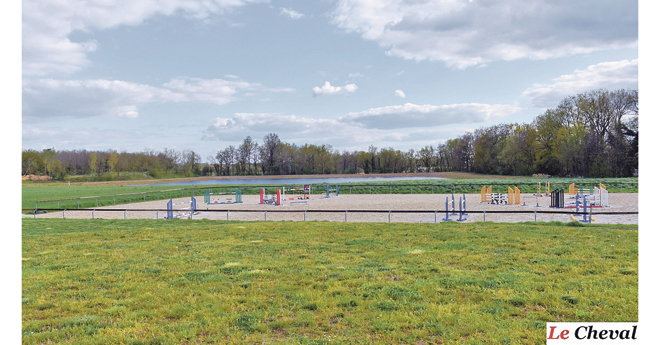 La carrière, entre écuries et plan d’eau (© Patrick Jean)