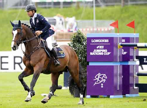 Rolf-Goran Bengtsson et Ermindo W ont décroché la victoire pour l'équipe de Suède lors de la première étape de la série Longines FEI Jumping Nations Cup™ 2021 à Sail. (FEI/Richard Juillart)
