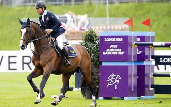 Rolf-Goran Bengtsson et Ermindo W ont décroché la victoire pour l'équipe de Suède lors de la première étape de la série Longines FEI Jumping Nations Cup™ 2021 à Sail. (FEI/Richard Juillart)