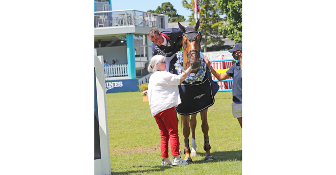 Avec la propriétaire du cheval