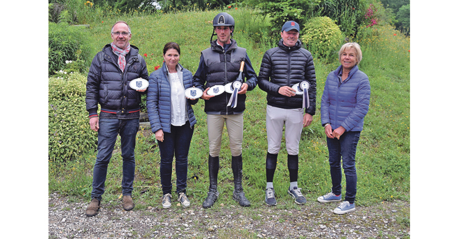 Remise des Prix : François Devulder et Pascal George (organisateurs), Thibault Bridoux, Aymeric Roussel et sa naisseuse et propriétaire Annick Valentin Smith