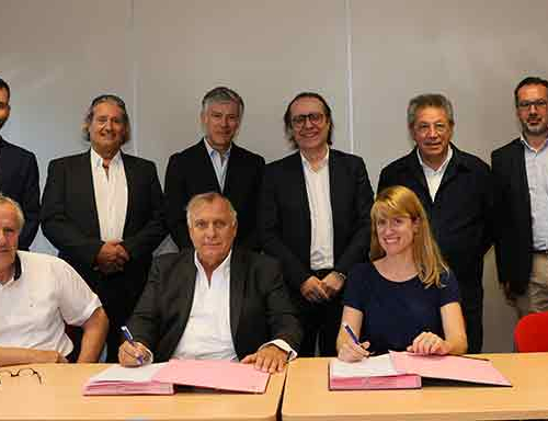 Signature du mandat de distribution établi le 8 juillet en présence de – au 1er rang de droite à gauche : Sylvie Michel, Directrice Générale Adjointe de THEMA, Jean Morel, Président de CHEVAL TV, Serge Lecomte, Président de la Fédération Française d’équitation ©Timothée Vidal