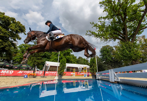 Jeanne Hirel et Vedouz de Nestin, médaillés d'or en équipe et en individuel en saut d'obstacles (© FEI/Lukasz Kowalski)