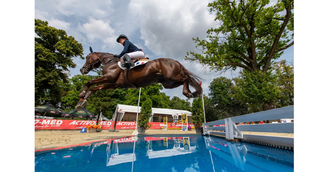 Jeanne Hirel et Vedouz de Nestin, médaillés d'or en équipe et en individuel en saut d'obstacles (© FEI/Lukasz Kowalski)