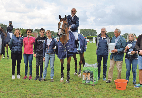Photo de famille autour de Frédéric Sangnier