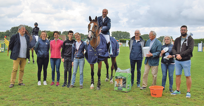 Photo de famille autour de Frédéric Sangnier