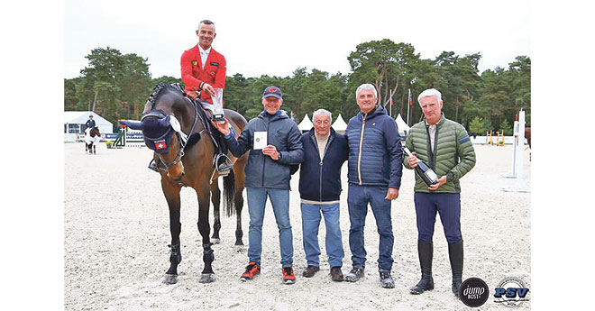 Pius Schwizer, 2e et la famille Bost au grand complet (© FFE/PSV)