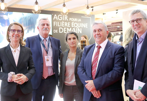 Sur le stand de l’IFCE où Marie-Cécile Tardieu (au centre de l’image aux côtès de Jean Roch Gayet, directeur général de l’institut et son président) a présenté la mission Dubaï (©ER)