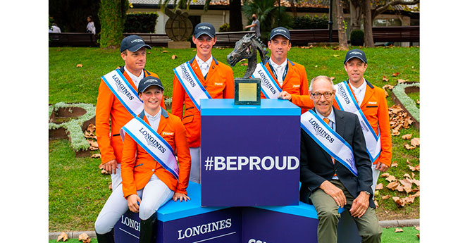 L'équipe néerlandaise célèbre après sa superbe victoire lors de la Longines FEI Jumping Nations Cup™ Final 2021 au Real Club de Polo de Barcelone, en Espagne (© FEI/Lukasz Kowalski)