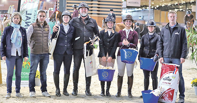 Remise des prix Amateurs 1 : 1. Clementine Tatinclaux/Rouet du Rouet*Bois Margot (169,75); 2. Eleonore Richier/Diamond Suzie (168,25); 3. Geoffroy Daudibon/Sandro du Mesnil (167,50)