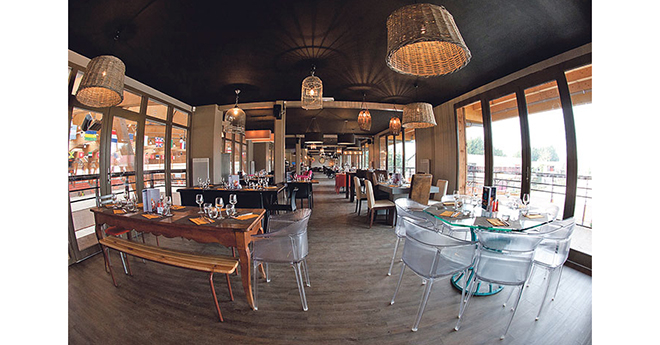 Le restaurant panoramique avec vue sur le grand hall et la piste rouge 