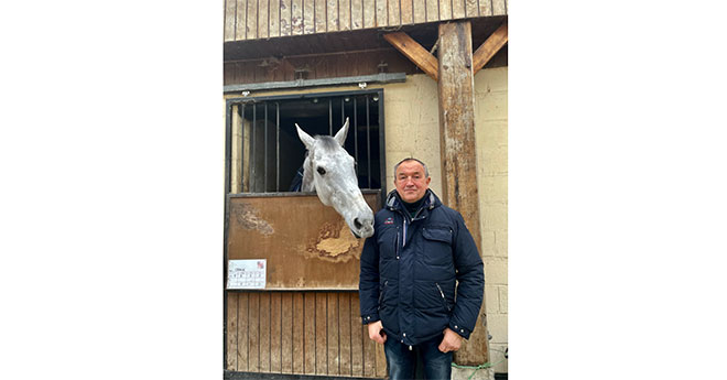 Crack, est le cheval le plus grand de son écurie avec pas moins de 1m90 au garrot (© FP)