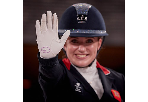 Natasha Baker (GBR) - la première collaboratrice du Para Equestrian Digest - se montrant solidaire de la campagne WeThe15 aux Jeux paralympiques de Tokyo 2020 (© FEI/Liz Gregg)